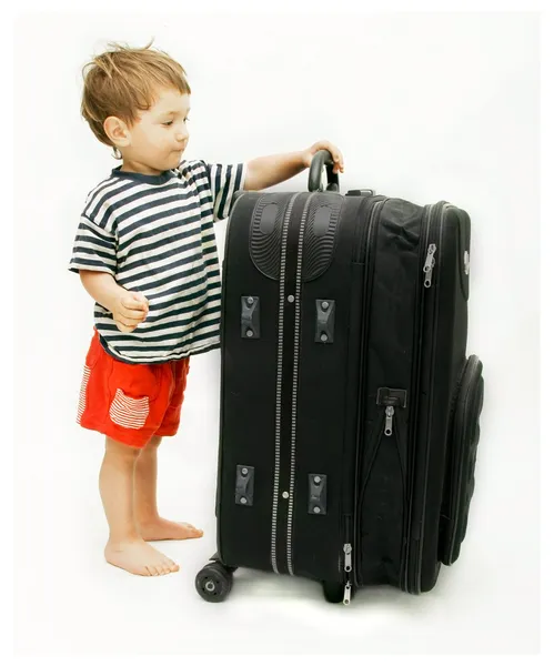 Молодий турист з важкою валіза — стокове фото