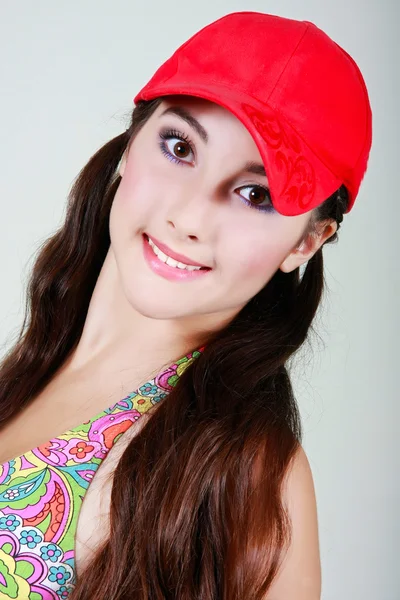 Ελκυστικό κορίτσι εφήβων στο κόκκινο καπάκι — Φωτογραφία Αρχείου