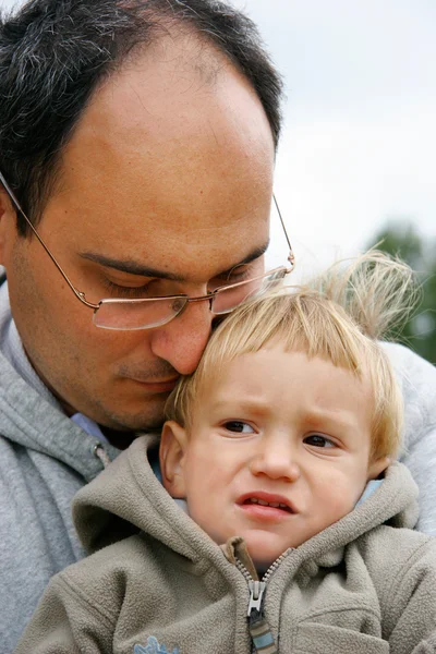 Boos vader en zoon portret — Stockfoto