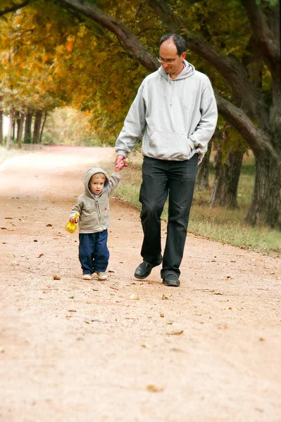 Far och son promenader i parken — Stockfoto