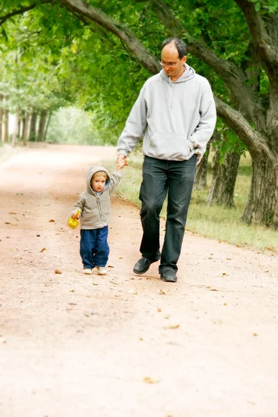 Pai e filho andando no parque — Fotografia de Stock