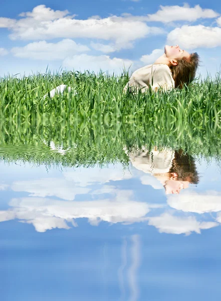 Junges Mädchen entspannt sich im grünen Gras — Stockfoto