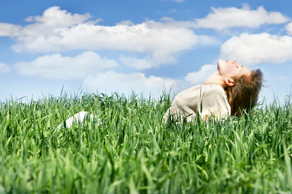 Menina relaxante na grama verde — Fotografia de Stock