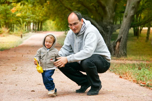 Padre e figlio nel parco autunnale — Foto Stock