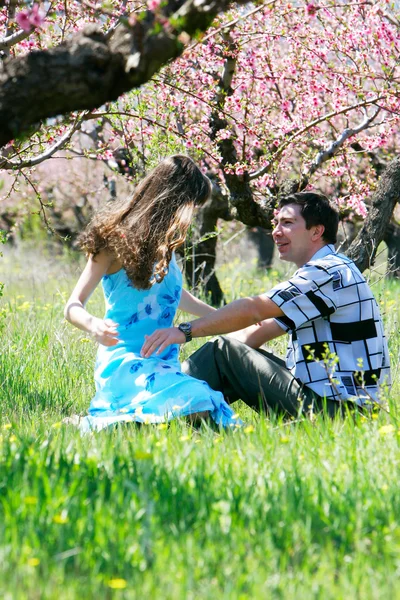 Casal amoroso no jardim da primavera — Fotografia de Stock