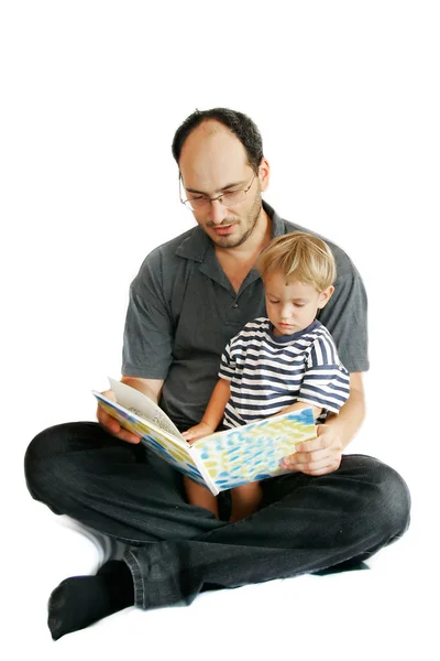 Pai e filho lendo livro — Fotografia de Stock