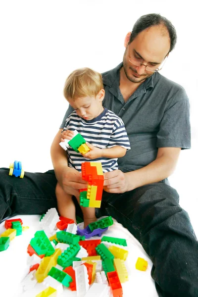 Pai e filho brincando com conjunto de construção — Fotografia de Stock