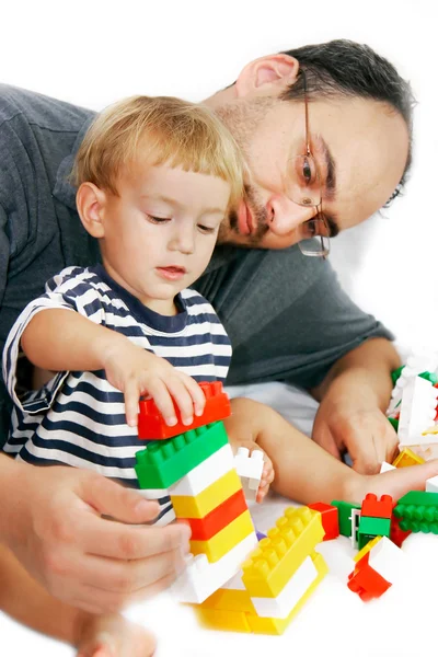 Far och son spelar med konstruktion — Stockfoto