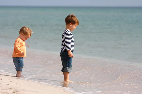 Two kids on beach — Stock Photo, Image