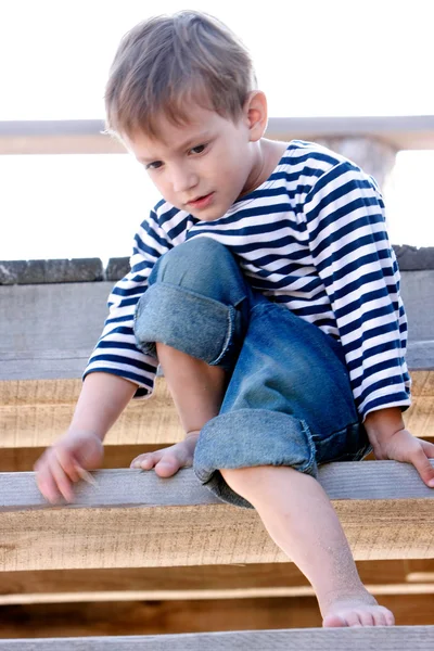 Netter Junge im Matrosen — Stockfoto