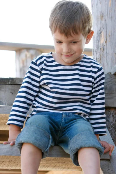 Netter Junge im Matrosen — Stockfoto