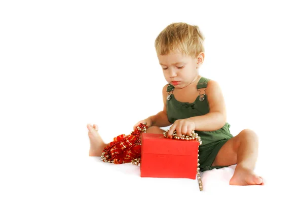 Menino brincando com caixa de presente sobre branco — Fotografia de Stock