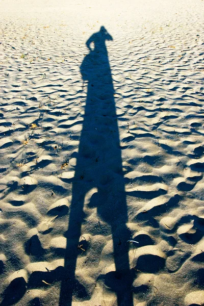 Fotograaf silhouet op zand — Stockfoto