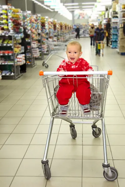 Crying baby in supermarket — Stock Photo, Image