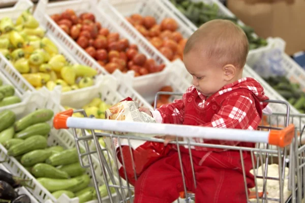 Baby in supermarket — Stock Photo, Image