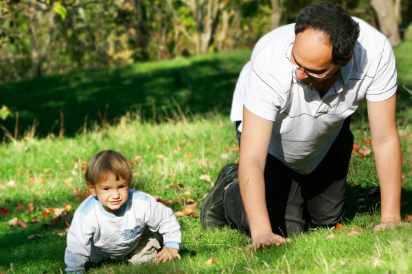 Padre e figlio ritratto all'aperto — Foto Stock