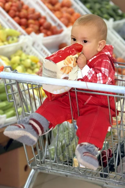 Bebé en el supermercado — Foto de Stock