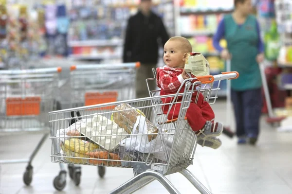 Baby in supermarket — Stock Photo, Image