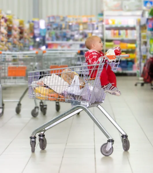 Baby in supermarket — Stock Photo, Image