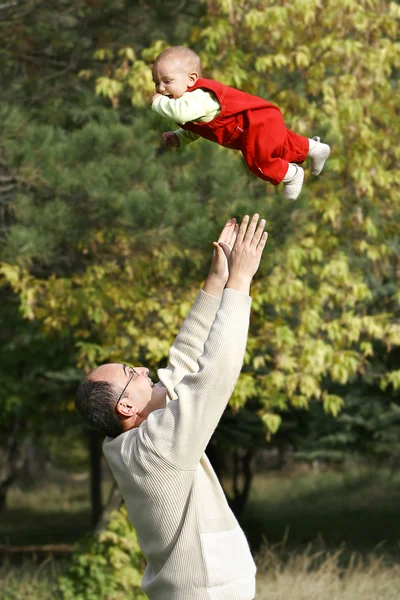 Μικρά πατέρας, παίζοντας με το γιο του — Φωτογραφία Αρχείου