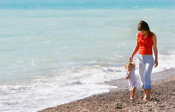 Mutter und Sohn am Strand — Stockfoto