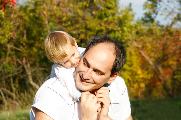 Vader en zoon outdoor portret — Stockfoto