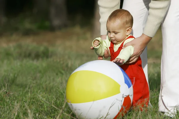 Padre e hijo jugando con una pelota — Foto de Stock