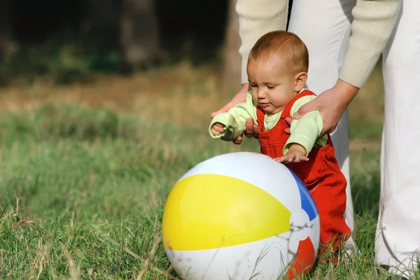 Father and son with a ball — Stock Photo, Image