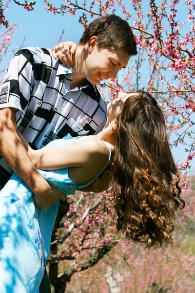 Unga älskande par på naturliga bakgrund — Stockfoto
