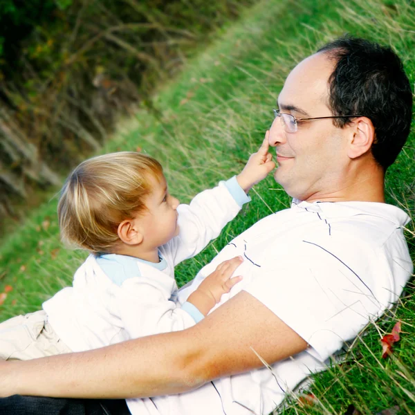 Pai e filho ao ar livre — Fotografia de Stock