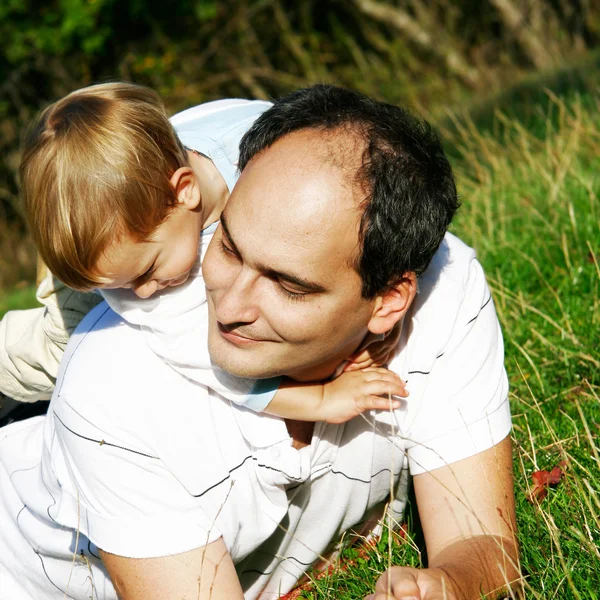 Pai e filho ao ar livre — Fotografia de Stock