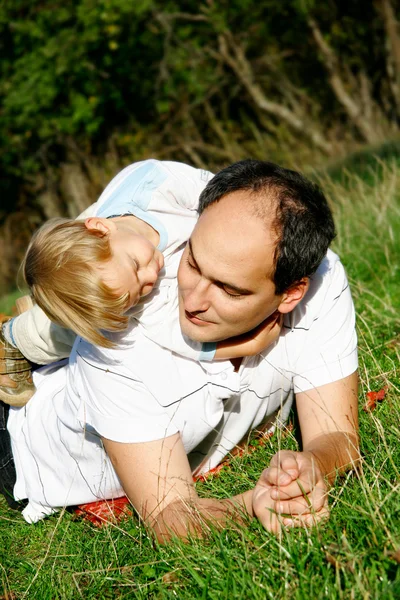 Vader en zoon outdoor portret — Stockfoto