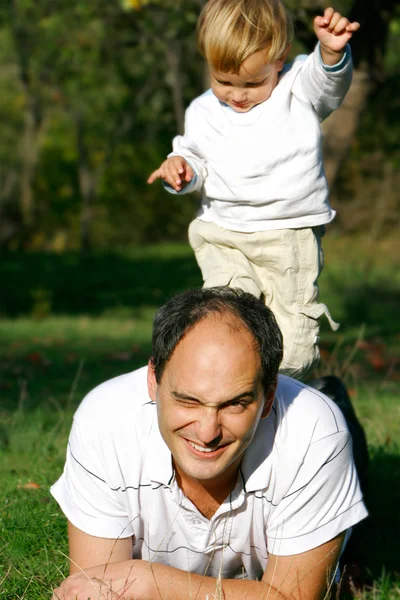 Vader en zoon outdoor portret — Stockfoto