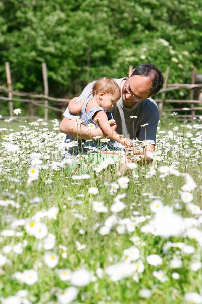 Fahter e filho ao ar livre — Fotografia de Stock