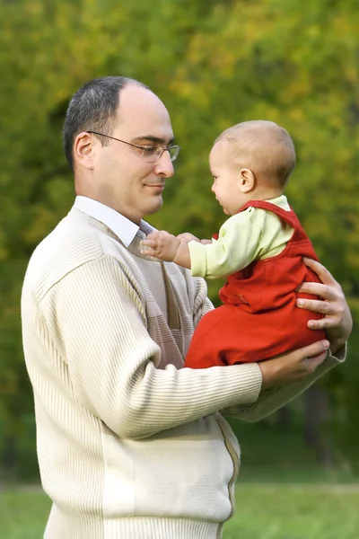 Pai e filho retrato ao ar livre — Fotografia de Stock