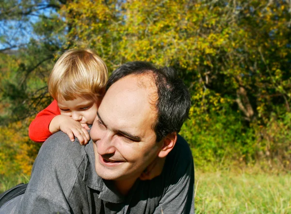 Pai e filho retrato ao ar livre — Fotografia de Stock