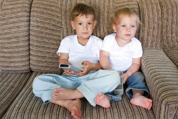 Duas crianças assistindo tv em casa — Fotografia de Stock