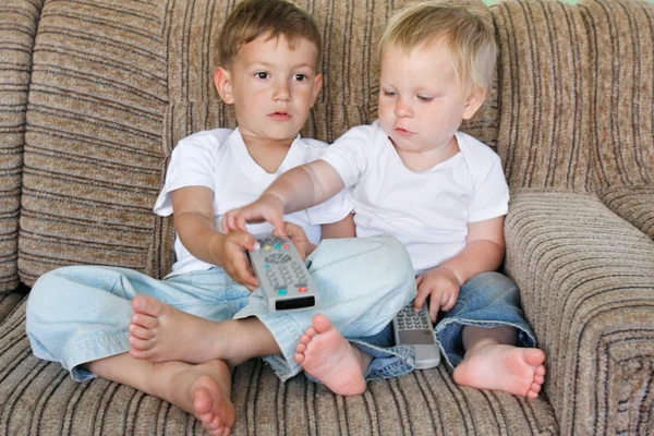 Duas crianças assistindo tv — Fotografia de Stock