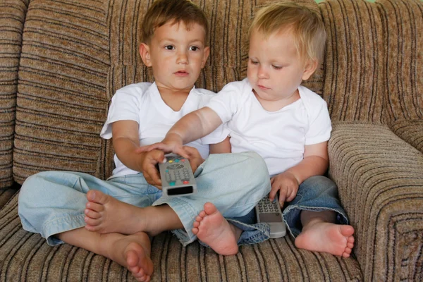 Deux enfants regardent la télé à la maison — Photo