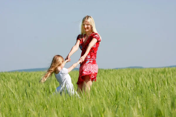 Щаслива мати і дочка на відкритому повітрі — стокове фото