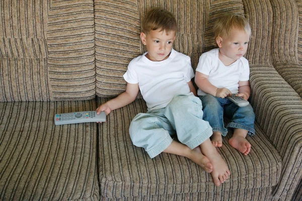 Двое детей смотрят телевизор — стоковое фото