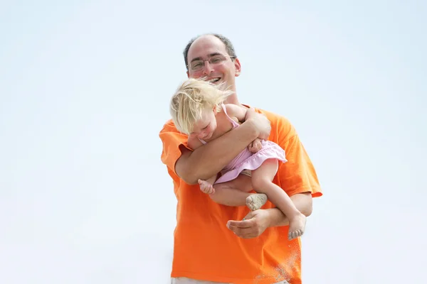 空を背景に父と娘の再生 — ストック写真