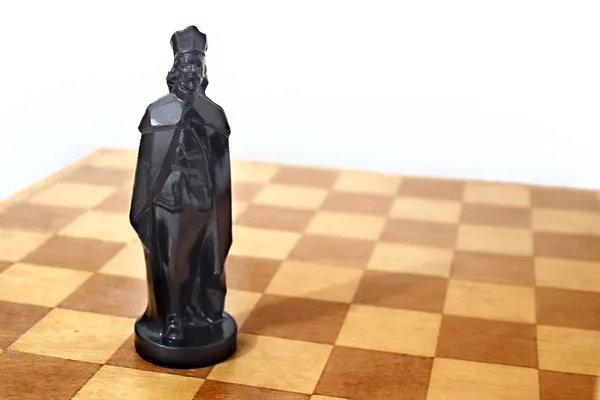 Zwarte koning op schaakbord — Stockfoto