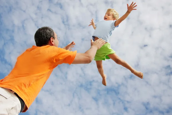 Летящий ребенок на фоне неба — стоковое фото