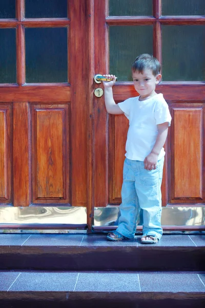 Sevimli çocuk, evin girişinde — Stok fotoğraf