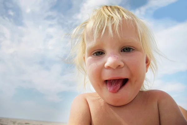 그의 혀를 보여주는 재미 있는 아이 — 스톡 사진
