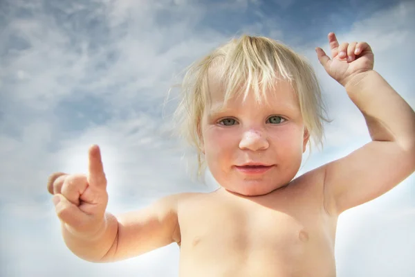 Retrato infantil engraçado no fundo do céu — Fotografia de Stock