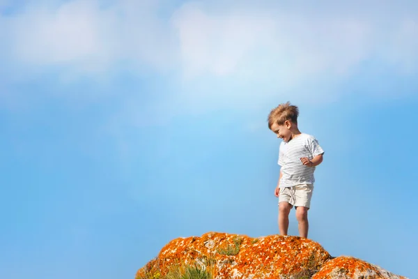 Счастливый мальчик на фоне неба — стоковое фото