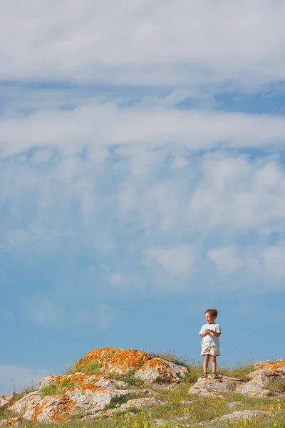 Jonge jongen op natuurlijke achtergrond — Stockfoto