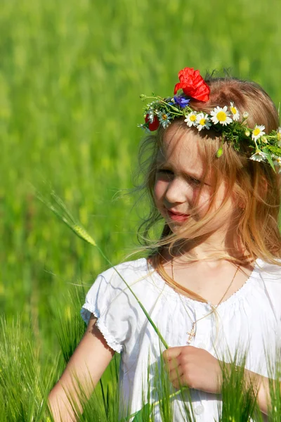 Menina bonita no campo verde — Fotografia de Stock